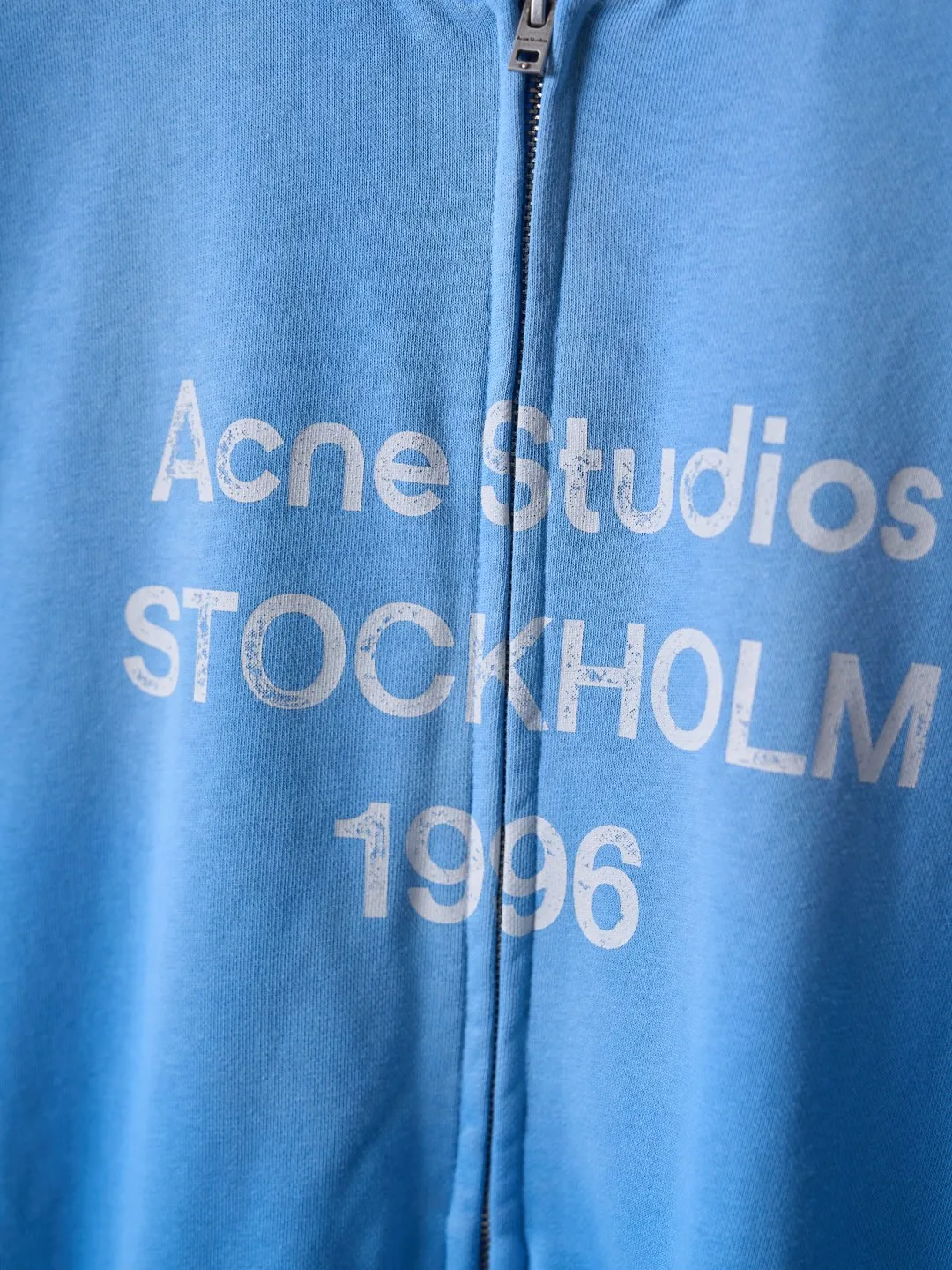 [Real auction] Acne Studios spray-painted distressed logo baseball collar zipper jacket [In Stock] S M L Acne Studios logo printing on the chest uses Retro sports aesthetics to engrave the brand's heritage. It is unobtrusive but highly recognizable. It subtly blends the Nordic minimalist style with the Retro sports style. It is low-key and elegant. It has its own aura. Adopt glue printing process. The chest printing has been revised three times with the film screen. Use glue liquid paint to print the pattern on the fabric. Bake the fabric to fix the printed pattern. Gradient distressing spray process. Spray dyes of different colors on the surface of the fabric. Realize that the clothes will show rich color changes under different lights to increase the visual layering. Many places on the body of the clothes are completely manually positioned and worn. Manual brushing marks add texture and depth to the surface of the clothes to imitate the texture of natural wear and tear. The fabrics have been fermented and washed, giving a better hand feel and texture. Not easy to deform, not easy to shrink, not easy to fade, and maintain long-term beauty and loose fit.